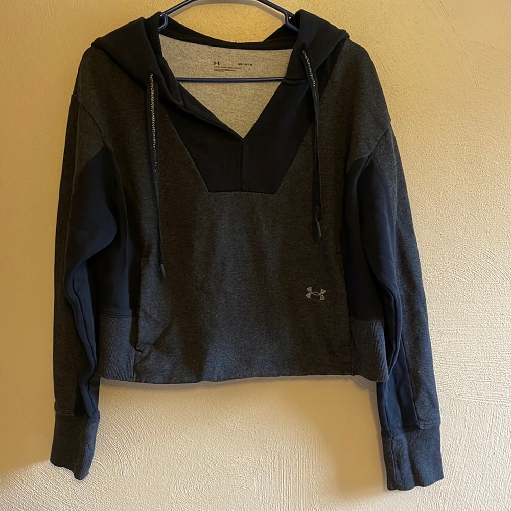 Under Armour cropped hoodie size medium
